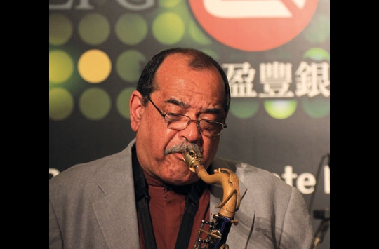 An evening on May 30st, 2012 with the great saxophonist Ernie Watts together with the Jeremy Monteiro International Trio at Hong Kongs Foreign Correspondents Club. With Jeremy Monteiro (keyboards), Christy Smith (bass) and Shawn Kelley (drums)